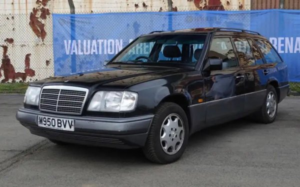 В някакъв момент E-Class представляваше всеки пети автомобил на Mercedes, продаден в световен мащаб. Той остава изключително важен модел за компанията, но никога не е бил по-емблематичен за нея, колкото е версията W124 от края на 80-те години на миналия век. Качеството на изработка и надеждността остават в историята и обясняват защо толкова много автомобили от тази версия се карат и до днес.
Mercedes също предложи красиво купе и кабриолет, базирани на платформата W124, поставяйки тенденция, която продължава и до днес за по-елегантните варианти на E-Class.
